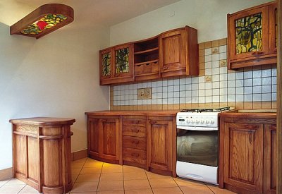 Meble drewniane na zamówienie szafki kuchenne z witrażami, barek. #1061