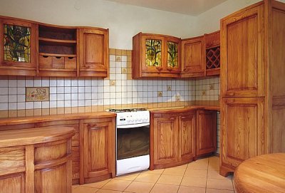 Meble z drewna na wymiar szafki kuchenne z witrażami. #1062