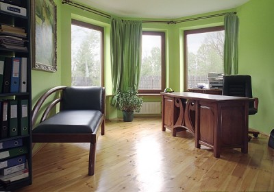 biurko-drewniane-sofa-tapicerowana-dębowa #4071